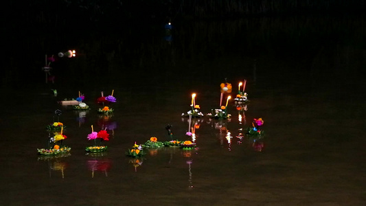在湖中水面上闪光的罗克拉东节反光一些证据据信是布德哈斯视频