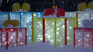 圣诞树下雪中积雪的盛大鲜花节日礼品盒10秒视频