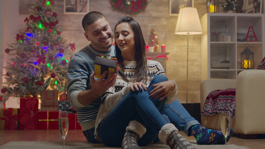 年轻男人在圣诞节日给他的女朋友一个惊喜视频