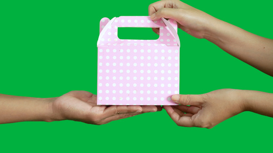 4k人们用手给人和拿粉红色圆点礼品盒在染色体关键绿屏视频