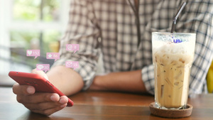 人们使用移动智能手机在咖啡馆进行社交媒体互动并在社交10秒视频