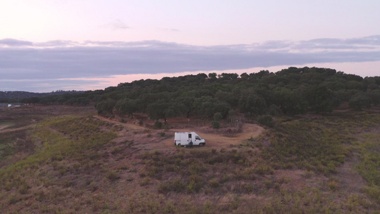 一架野营车面包车在Portural日落时在arraiolos视频
