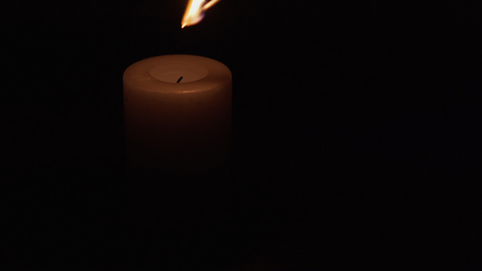 在低光下点燃的蜡烛片段一阵子后熄灭视频