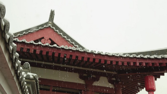 冬天里的一场雪 雪中的古建筑  一人走在雪地里视频