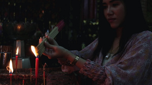 亚洲女性点燃香烛祈福14秒视频