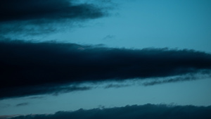 4kUHD满月它在蓝色中穿过黑云消失在黎明之光清除17秒视频