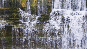 在西班牙加泰罗尼亚村附近4公里长的瀑布中23秒视频
