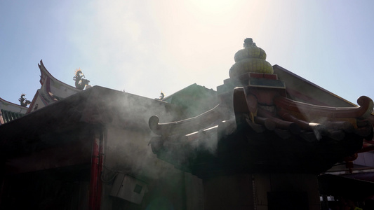 在PekgongCheng的熔炉上释放烟雾视频