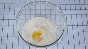 面粉中打入鸡蛋53秒视频