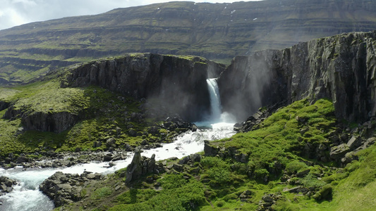 飞向东冰原的folaldafos瀑布视频