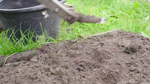 在干草床上耕种土地用于冬季准备26秒视频