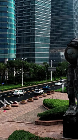 航拍海滨城市风光青岛东海路世纪长廊天地间雕塑69秒视频
