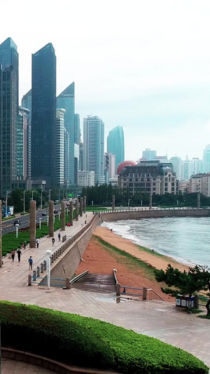 航拍海滨城市风光青岛东海路世纪长廊天地间雕塑69秒视频