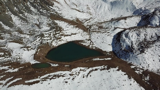 雪地高山和湖从顶部看视频