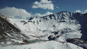 雪地高山和湖从顶部看30秒视频