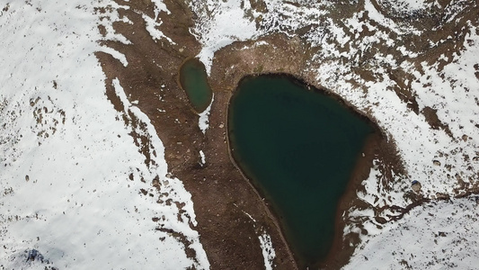 雪地高山和湖从顶部看视频