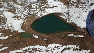 雪地高山和湖从顶部看24秒视频