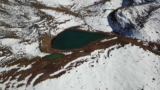 雪地高山和湖从顶部看视频