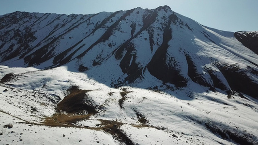 秋天的山上满是积雪视频