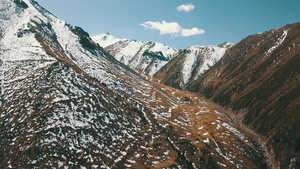 秋天的山上满是积雪20秒视频