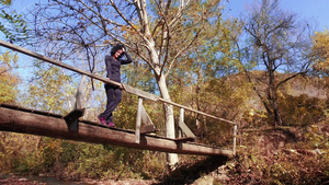 美丽的运动登山女子享受秋天的风景16秒视频