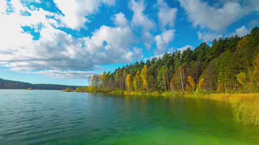 秋季森林和湖泊4千个时过全景视频