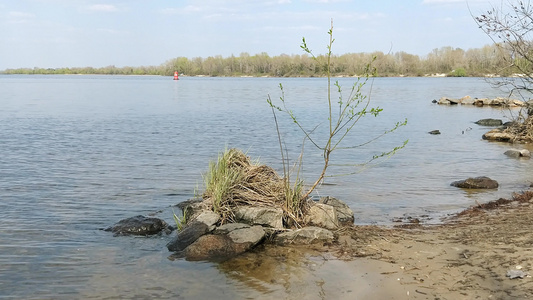日复一日在乌黑的基辅河上登尼珀河视频