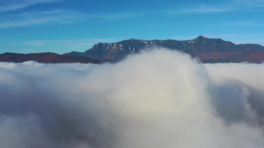 秋天在山湖上喷雾飞行的无人驾驶飞机罗马尼亚喀尔巴阡山脉视频