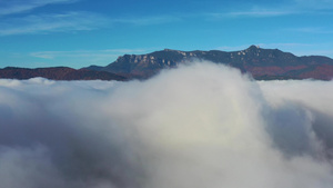 秋天在山湖上喷雾飞行的无人驾驶飞机罗马尼亚喀尔巴阡山脉23秒视频