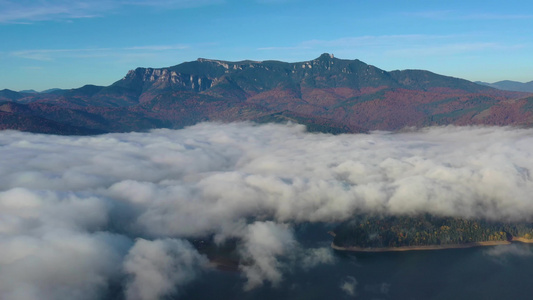 秋天清晨无人驾驶飞机在云雾上飞翔在罗马喀尔巴阡山脉视频
