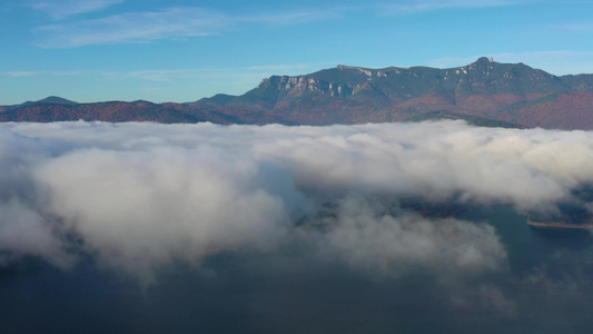 山湖上云雾在罗马的喀尔巴阡山脉飞行无人驾驶飞机视频