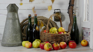 黄叶落在苹果和苹果酒上18秒视频