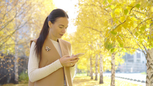 秋天概念美丽的女人在秋季公园喝咖啡在秋天的树叶下21秒视频