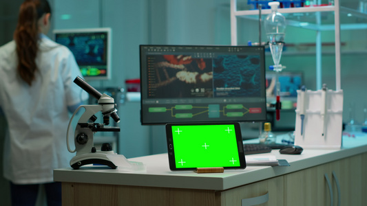 有绿色屏幕的笔记本在实验室工作配有模拟监视器视频