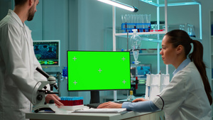 生物化学家开发药物在有绿屏的计算机上工作29秒视频
