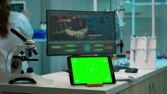 显示带有绿色屏幕的平板板在桌面上的模板上模拟视频