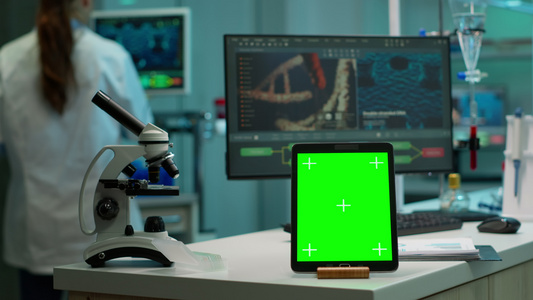 将模拟绿色屏幕放在实验室摄像机前的平板电脑视频