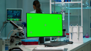 带有绿色屏幕的台式计算机模拟放在桌面上的显示14秒视频