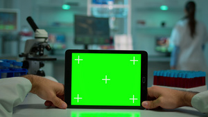 使用带有绿幕电子设备的科研人员科学家30秒视频