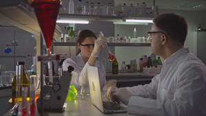科学家与助理在实验室工作12秒视频