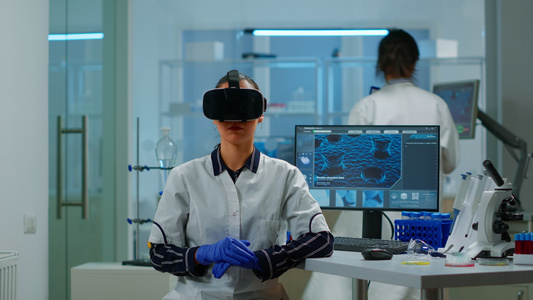 使用vr护目镜体验虚拟现实的实验室医生视频
