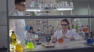 化学工程师拿着瓶子把液体添加到试管上14秒视频