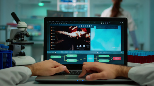 生物化学家分析手提笔记本电脑上疫苗进化过程的第一视角视频
