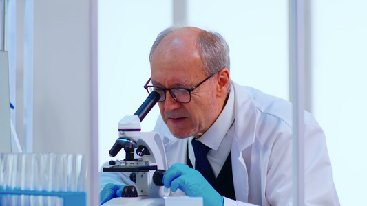 高级实验室技术高级技术人员利用显微镜检查样品和液体视频