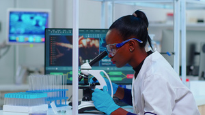 在实验室使用显微镜的非洲妇女生物化学家17秒视频