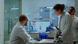 科学家团队与专业医生通过视频通话进行联络在20秒视频