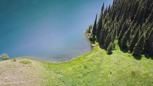Kolsay湖在绿色的山丘和青山之间视频
