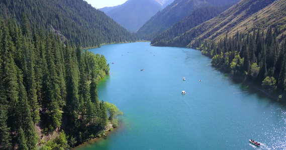 Kolsay湖在绿色的山丘和青山之间视频