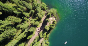 Kolsay湖在绿色的山丘和青山之间11秒视频