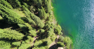 Kolsay湖在绿色的山丘和青山之间19秒视频